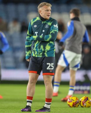 Luton Town 'dan Joe Taylor 27 Kasım 2024' te Leeds Road, İngiltere 'de oynanan Sky Bet Şampiyonası maçında maç öncesi ısınma maçında Leeds United Luton Town' a karşı.