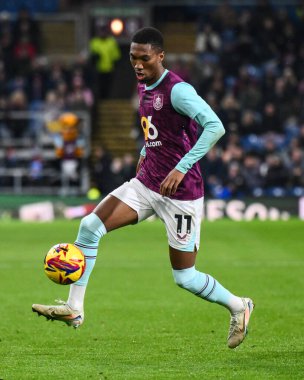 Burnley 'li Jaidon Anthony 26 Kasım 2024' te Burnley, Burnley 'de Coventry City' ye karşı oynadığı Gökyüzü İddia Şampiyonası maçında topu kontrol ediyor.