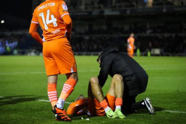 Blackpool 'dan Kyle Joseph, 26 Kasım 2024' te İngiltere 'nin Bristol Stadyumu' nda Bristol Rovers - Blackpool maçında tıbbi tedavi gördü.