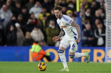 Leeds United takımından Joe Rodon 27 Kasım 2024 'te Leeds Road, İngiltere' de Leeds United ile Luton Town arasındaki Sky Bet Şampiyonası maçında topu bırakıyor.
