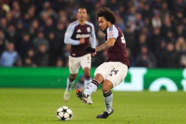 Aston Villa 'dan Boubacar Kamara, UEFA Şampiyonlar Ligi, Lig Faz MD5 maçı sırasında Villa Park, Birmingham, Birleşik Krallık' ta Aston Villa ile Juventus maçında pas attı.