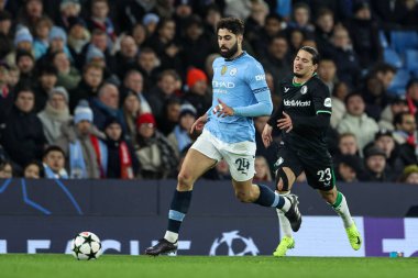 Manchester City 'den Josko Gvardiol, 26 Kasım 2024 tarihinde Etihad Stadyumu' nda oynanan Manchester City - Feyenoord maçında topu kovalıyor.