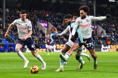 Burnley 'den Josh Laurent ve Coventry City' den Milan van Ewijk 26 Kasım 2024 'te Burnley, Burnley, İngiltere' deki Coventry City 'ye karşı Sky Bet Şampiyonası' nda top mücadelesi verdiler.