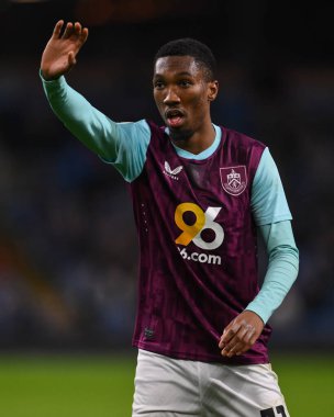 Burnley 'li Jaidon Anthony, 26 Kasım 2024' te Burnley, Burnley 'de Coventry City' ye karşı Sky Bet Şampiyonası maçında takımına talimat verir.