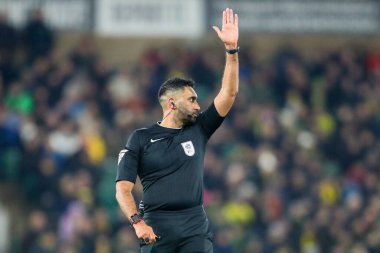 Hakem Sunny Gill, 26 Kasım 2024 'te Norwich City' nin Carrow Road, Norwich 'te Plymouth Argyle' a karşı oynadığı Sky Bet Şampiyonası maçında talimat verdi.