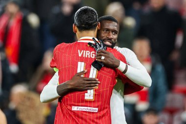 Real Madrid 'den Antonio Rdiger, UEFA Şampiyonlar Ligi, Lig Faz MD5 Liverpool - Real Madrid maçını takiben 27 Kasım 2024' te Liverpool 'lu Virgil van Dijk' e sarıldı.