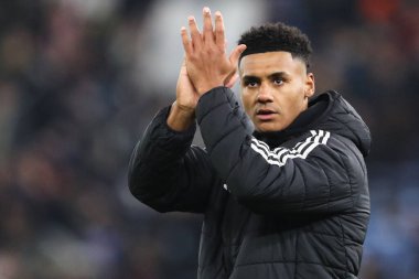 Aston Villa 'dan Ollie Watkins, UEFA Şampiyonlar Ligi, Lig Faz MD5 karşılaşması, Villa Park, Birmingham, Birleşik Krallık' ta 27 Kasım 2024 'te oynanan Aston Villa - Juventus maçından sonra ev sahibi taraftarları alkışlıyor.