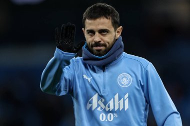 Manchester City 'den Bernardo Silva, 26 Kasım 2024 tarihinde Etihad Stadyumu' nda oynanan Manchester City - Feyenoord maçında taraftarlara el sallıyor.