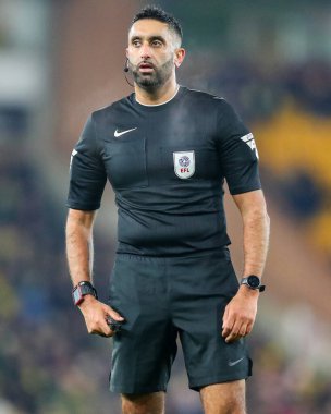 Hakem Sunny Gill, 26 Kasım 2024 'te Norwich City' nin Carrow Road, Norwich 'te Plymouth Argyle' a karşı oynadığı Sky Bet Şampiyonası maçında talimat verdi.