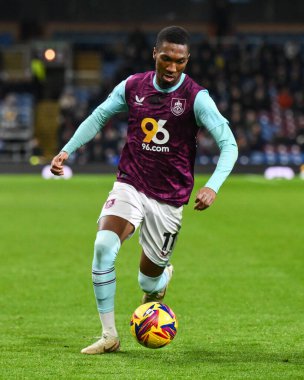 Burnley 'den Jaidon Anthony 26 Kasım 2024' te Burnley, Burnley, Burnley 'de Coventry City' ye karşı oynadığı Gökyüzü İddia Şampiyonası maçında topa vuruyor.