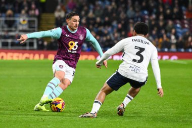 Burnley 'den Connor Roberts, Coventry City' den Jay Dasilva 'yı 26 Kasım 2024' te Burnley-Coventry City maçında yendi.