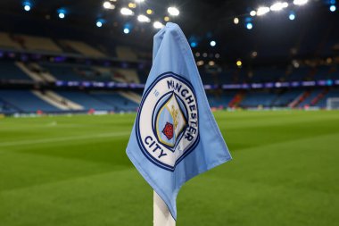 Manchester City Köşesi bayrağı UEFA Şampiyonlar Ligi maçı sırasında Etihad Stadyumu 'nda Manchester City Feyenoord' a karşı, 26 Kasım 2024