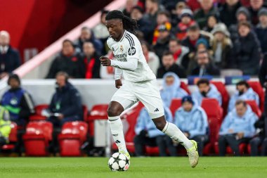 Real Madrid 'den Eduardo Camavinga, UEFA Şampiyonlar Ligi, Lig Faz MD5 Liverpool - Real Madrid Anfield, Liverpool, Birleşik Krallık' ta 27 Kasım 2024 'te topu bırakıyor.