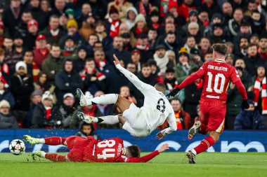 Real Madrid 'den Kylian Mbapp, UEFA Şampiyonlar Ligi, Lig Faz MD5 Liverpool - Real Madrid Anfield, Liverpool, Birleşik Krallık' ta 27 Kasım 2024 tarihinde Liverpool 'lu Conor Bradley' e meydan okudu.