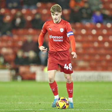 Barnsley 'den Luca Connell Sky Bet 1 maçı sırasında Barnsley, Oakwell, Barnsley, İngiltere' de Reading 'e karşı, 26 Kasım 2024