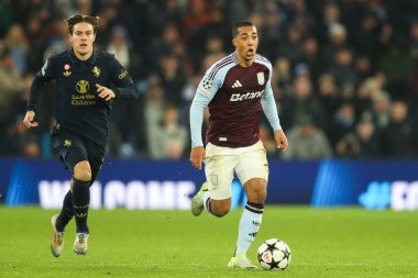 Aston Villa 'dan Youri Tielemans, UEFA Şampiyonlar Ligi, Lig Faz MD5 maçı sırasında Villa Park, Birmingham, Birleşik Krallık' ta Aston Villa ile Juventus maçında topu kırıyor.