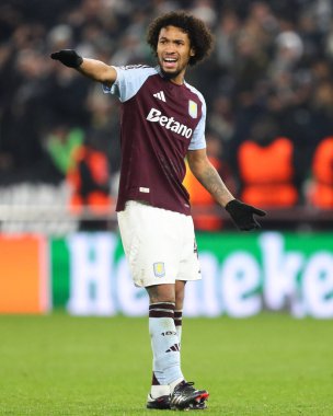 Aston Villa takımından Boubacar Kamara, UEFA Şampiyonlar Ligi, Lig Faz MD5 maçı sırasında takım arkadaşlarına talimat verir. Aston Villa, Juventus 'a karşı Villa Park, Birmingham, Birleşik Krallık, 27 Kasım 2024