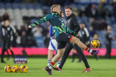 Luton Town 'dan Joe Taylor 27 Kasım 2024' te Leeds Road, İngiltere 'de oynanan Sky Bet Şampiyonası maçında maç öncesi ısınma maçında Leeds United Luton Town' a karşı.