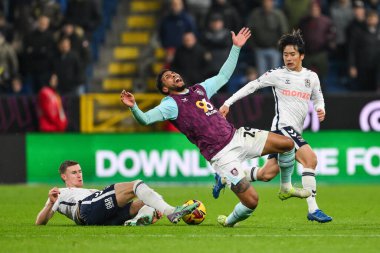 Burnley 'den Josh Laurent, 26 Kasım 2024' te Burnley-Coventry City maçında Coventry City 'den Ben Sheaf ile karşılaştı.