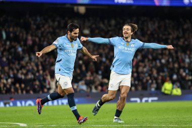 Manchester City 'den Kay Gundogan, Manchester City - Feyenoord maçında Manchester City maçında Manchester City' li Jack Grealish ile 26 Kasım 2024 'te Etihad Stadyumu' nda 2-0 'lık galibiyetini kutluyor.