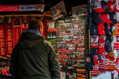 Taraftarlar, Anfield 'in dışında, UEFA Şampiyonlar Ligi, Lig Faz MD5 Liverpool Real Madrid Anfield, Liverpool, Birleşik Krallık' ta 27 Kasım 2024 tarihinden önce satış yapıyorlar.