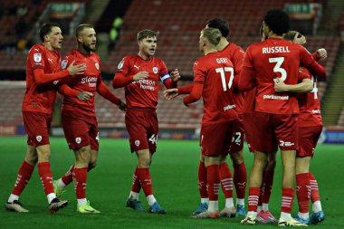 Barnsley, Davis Keillor-Dunn 'ın 26 Kasım 2024' te Oakwell, Barnsley, İngiltere 'de oynanan Sky Bet 1 maçında attığı golü kutluyor.