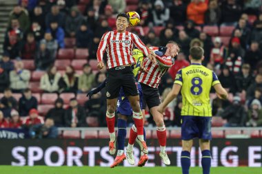 Sunderland 'ın Rgis Le Bris teknik direktörü, 26 Kasım 2024' te Sunderland-West Bromwich Albion Stadyumu 'nda oynanan Sky Bet Şampiyonası karşılaşmasında yüksek topu kazanmak için atlıyor.