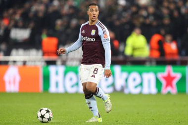 Aston Villa 'dan Youri Tielemans, UEFA Şampiyonlar Ligi, Lig Faz MD5 maçı sırasında Villa Park, Birmingham, Birleşik Krallık' ta Aston Villa ile Juventus maçında topla koşuyor.