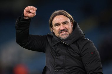 Leeds United takımının teknik direktörü Daniel Farke 27 Kasım 2024 'te Leeds Road, İngiltere' de oynanan Sky Bet Luton Town maçında taraftarlarıyla galibiyeti kutluyor.