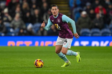 Burnley 'den Connor Roberts 26 Kasım 2024' te Burnley, Burnley 'de Coventry City' ye karşı oynadığı Gökyüzü İddia Şampiyonası maçında topa vuruyor.