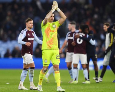 Aston Villa 'dan Emiliano Martnez, UEFA Şampiyonlar Ligi, Lig Faz MD5 karşılaşması, Villa Park, Birmingham, Birleşik Krallık' ta 27 Kasım 2024 'de oynanan Aston Villa-Juventus maçı sonrasında ev sahiplerini alkışlıyor.