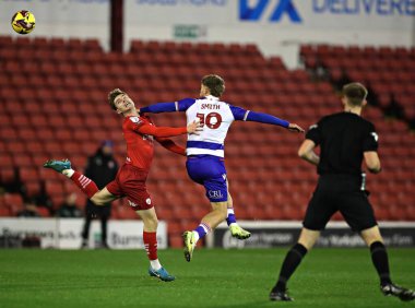 Barnsley 'den Luca Connell, 26 Kasım 2024' te Oakwell, Barnsley, Birleşik Krallık 'ta oynanan Sky Bet 1 karşılaşmasında Reading' den Sam Smith ile mücadele etti.