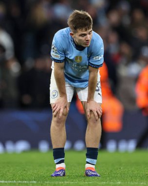 Manchester City 'den üzgün bir James McAtee UEFA Şampiyonlar Ligi maçı sırasında 26 Kasım 2024' te Etihad Stadyumu 'nda Manchester City ile Feyenoord arasındaki düdük çaldıktan sonra