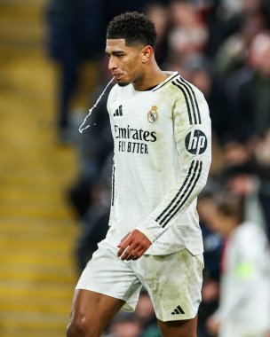 Real Madrid 'den Jude Bellingham, UEFA Şampiyonlar Ligi, Lig Faz MD5 Liverpool - Real Madrid maçı sırasında Anfield, Liverpool, Birleşik Krallık' ta 27 Kasım 2024 'te tükürüyor.