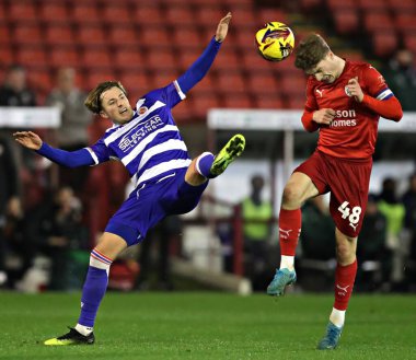 Okuyucu Charlie Savage, 26 Kasım 2024 'te Oakwell, Barnsley, Birleşik Krallık' ta oynanan Sky Bet 1 maçı sırasında Barnsley 'den Luca Connell' in baskısı altında temizlendi.