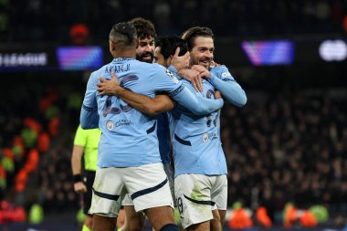 Manchester City 'den Kay Gundogan, Manchester City - Feyenoord maçında Manchester City maçında Manchester City' li Jack Grealish ile 26 Kasım 2024 'te Etihad Stadyumu' nda 2-0 'lık galibiyetini kutluyor.