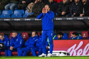 Coventry City 'nin Rhys Carr Geçici Müdürü 26 Kasım 2024' te Burnley-Coventry City maçında takımına talimat verir.