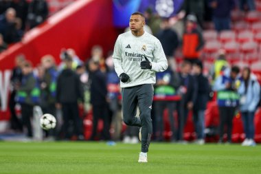 Real Madrid 'den Kylian Mbapp, UEFA Şampiyonlar Ligi, Lig Faz MD5 Liverpool - Real Madrid Anfield, Liverpool, Birleşik Krallık' ta 27 Kasım 2024 tarihinden önce ısındı.