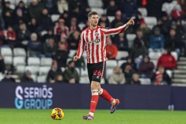 Sunderland 'dan Chris Mepham takımına, 26 Kasım 2024' te Sunderland-West Bromwich Albion Stadyumu 'nda oynadığı Sky Bet Şampiyonası maçında talimat veriyor.