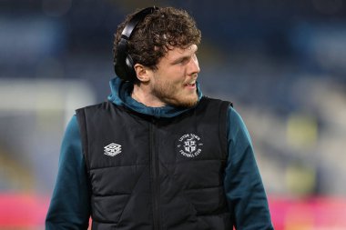 Luton Town 'dan Tom Holmes, 27 Kasım 2024' te Leeds United ile Luton Town arasındaki Gökyüzü İddia Şampiyonası maçına geldi.