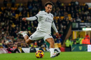 Plymouth Argyle takımından Matthew Sorinola 26 Kasım 2024 'te Norwich City, Norwich Road, Norwich, İngiltere' de Plymouth Argyle 'a karşı oynadığı Gökyüzü İddia Şampiyonası maçında topu geçiyor.