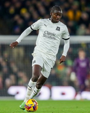 Plymouth Argyle takımından Mustafa Bundu, 26 Kasım 2024 'te Norwich City, Norwich Road, Norwich, İngiltere' de Plymouth Argyle maçında topla koşuyor.