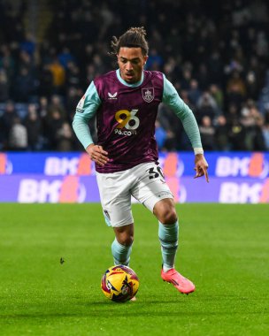 Burnley takımından Luca Koleosho 26 Kasım 2024 'te Burnley, Burnley, Burnley' de Coventry City 'ye karşı oynadığı Gökyüzü İddia Şampiyonası maçında topa vuruyor.