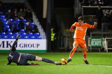 Bristol Rovers takımından Josh Griffiths, Bristol-Blackpool maçında Blackpool 'lu Dom Ballard' ı yendi.