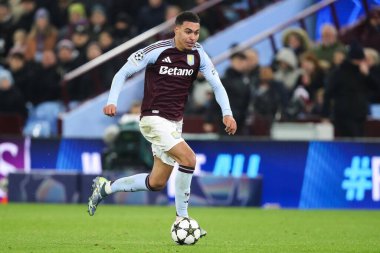 Aston Villa 'dan Morgan Rogers, UEFA Şampiyonlar Ligi, Lig Faz MD5 maçında Villa Park, Birmingham, Birleşik Krallık' ta Aston Villa 'ya karşı Juventus maçında topa vuruyor.