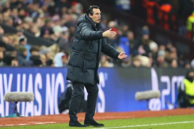 Aston Villa 'nın Unai Emery teknik direktörü oyuncularına UEFA Şampiyonlar Ligi, Lig Faz MD5 maçı sırasında Villa Park, Birmingham, Birleşik Krallık' ta Aston Villa vs Juventus maçında talimat verir.