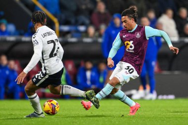 Burnley takımından Luca Koleosho 26 Kasım 2024 tarihinde Burnley, Burnley, Burnley 'de Coventry City' ye karşı oynadığı Gökyüzü İddia Şampiyonası maçında pas attı.