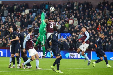 Aston Villa 'dan Diego Carlos UEFA Şampiyonlar Ligi, Lig Faz MD5 maçı sırasında Juventus' tan Michele Di Gregorio 'ya faul yaptı, Villa Park' ta Aston Villa 'ya karşı Juventus, Birmingham, Birleşik Krallık, 27 Kasım 2024
