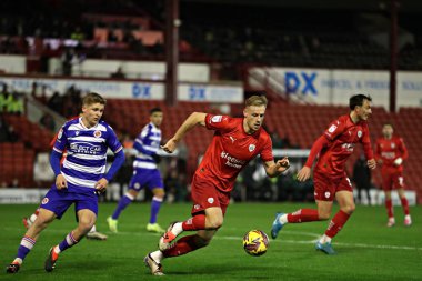 Barnsley 'den Mark Roberts, 26 Kasım 2024' te Oakwell, Barnsley, Birleşik Krallık 'ta oynanan Sky Bet 1 karşılaşmasında Reading' den Michael Craig 'e baskı uyguluyor.