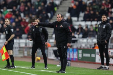 Sunderland takımının teknik direktörü Rgis Le Bris, 26 Kasım 2024 'te Sunderland-West Bromwich Albion maçında takımına talimat verir.